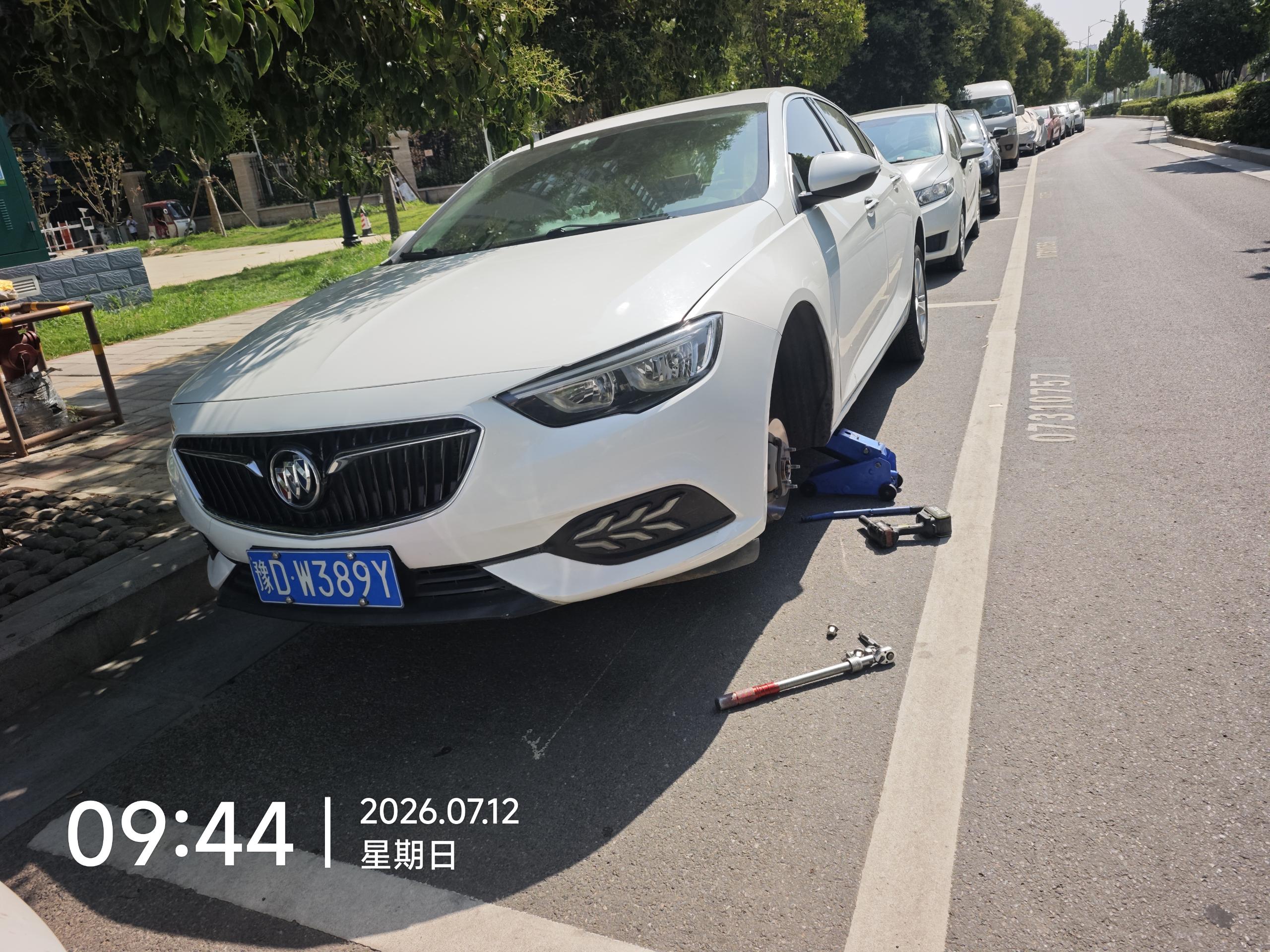 兔师傅平顶山路边轮胎扎钉漏气救援(图1)