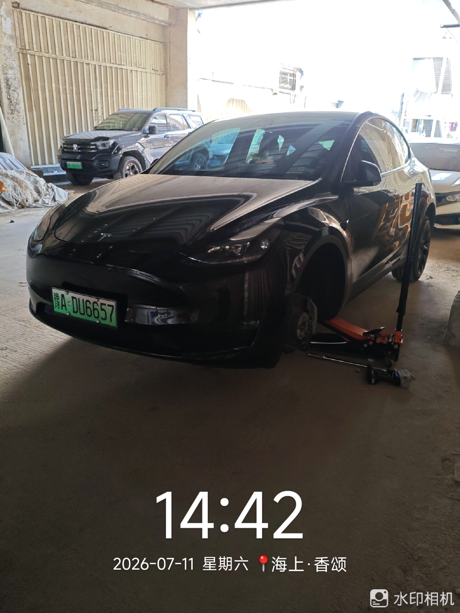 兔师傅郑州海上香颂救援特斯拉轮胎爆胎(图1)