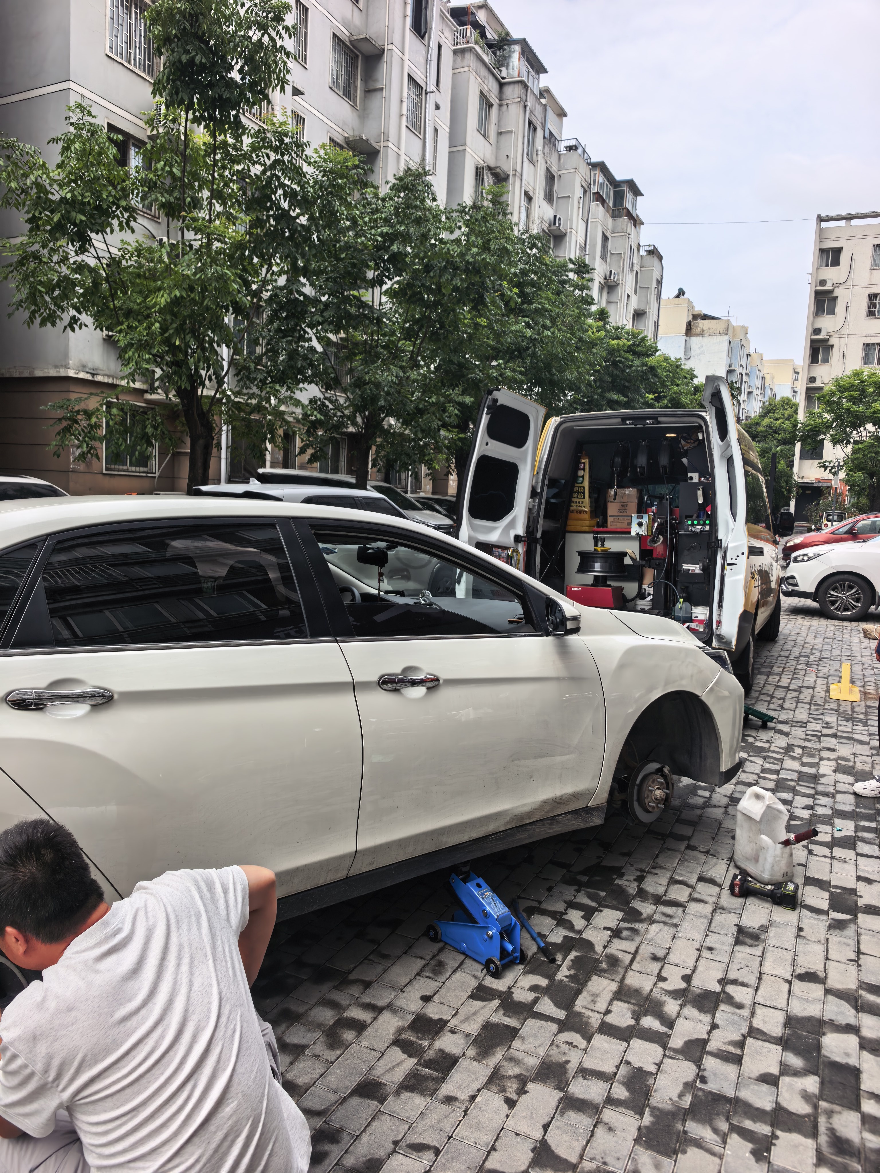 兔师傅郑州市小区道路轮胎爆胎救援(图1)