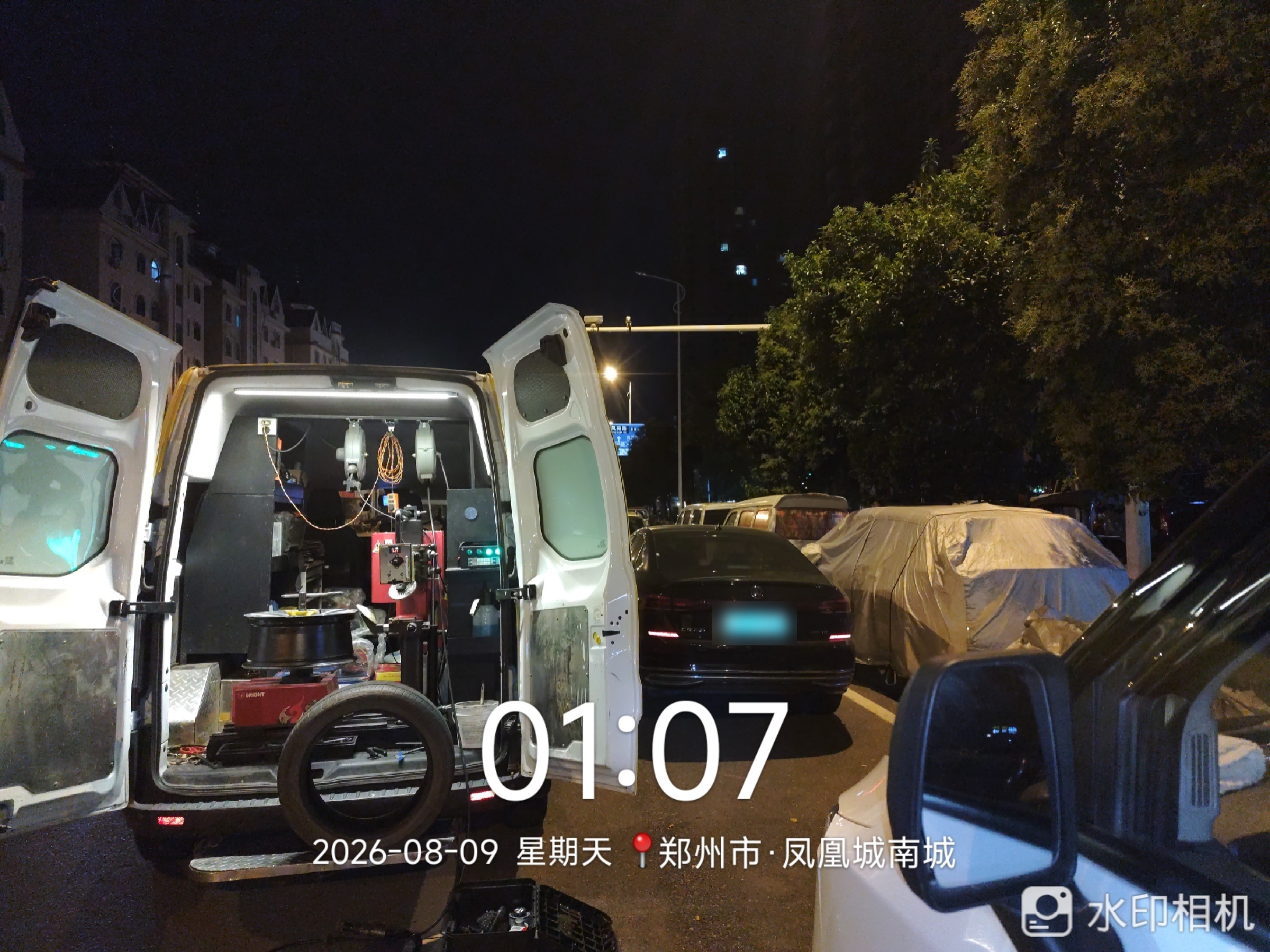 兔师傅郑州凤凰城南城深夜救援轮胎扎钉漏气(图1)