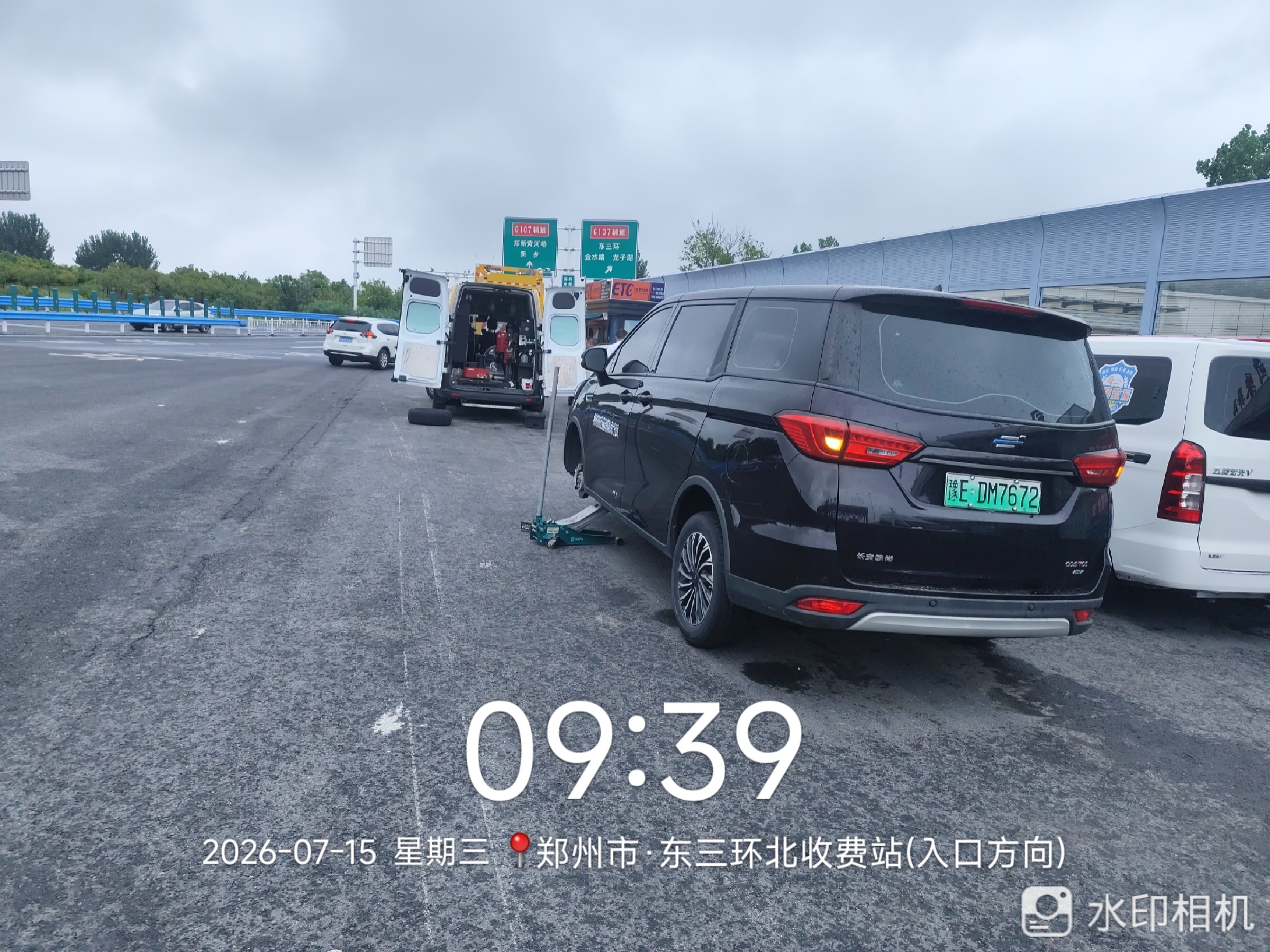 兔师傅郑州东三环北收费站轮胎扎钉漏气救援(图1)