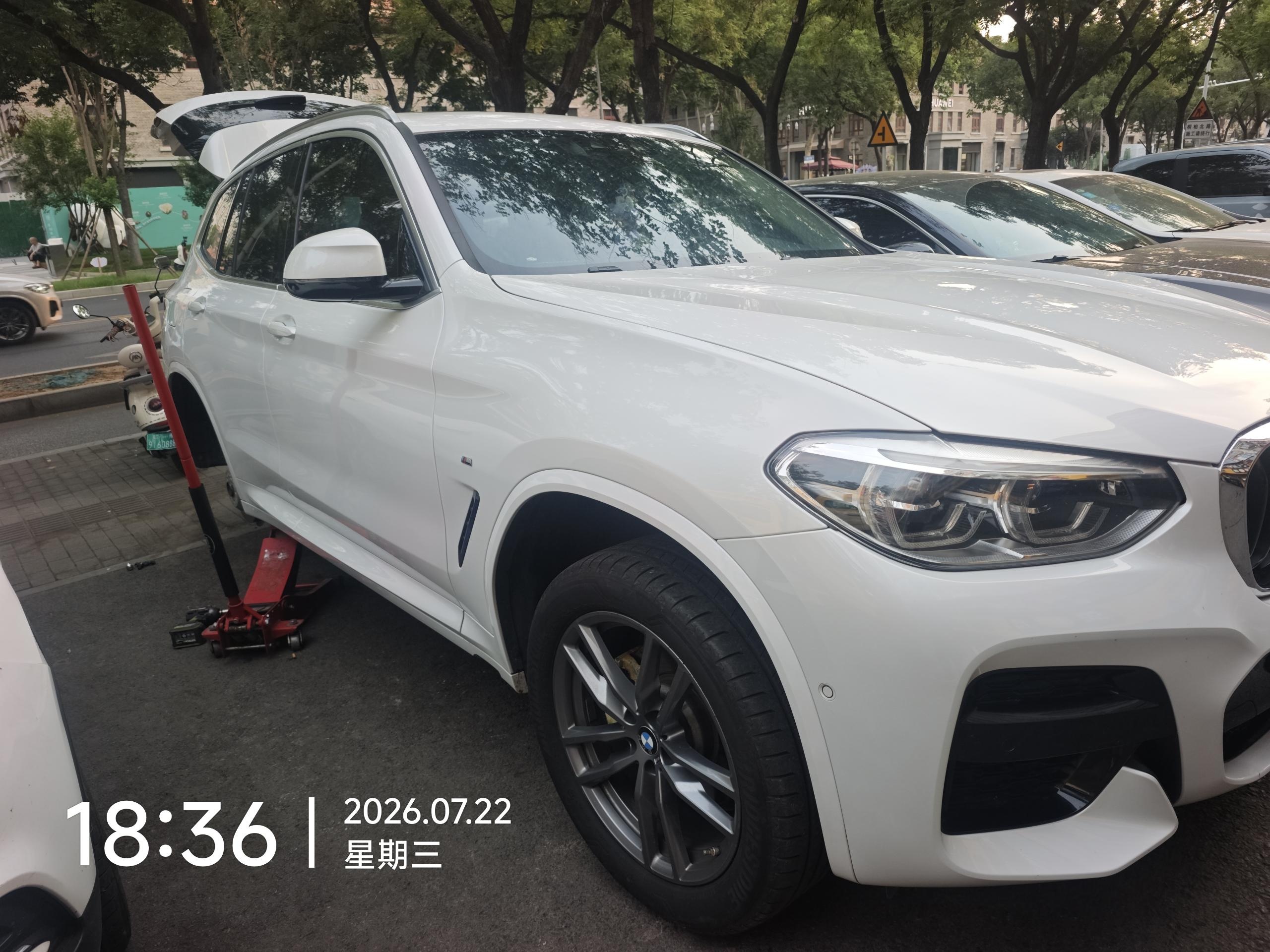 兔师傅郑州街头救援宝马X3轮胎扎钉漏气(图1)