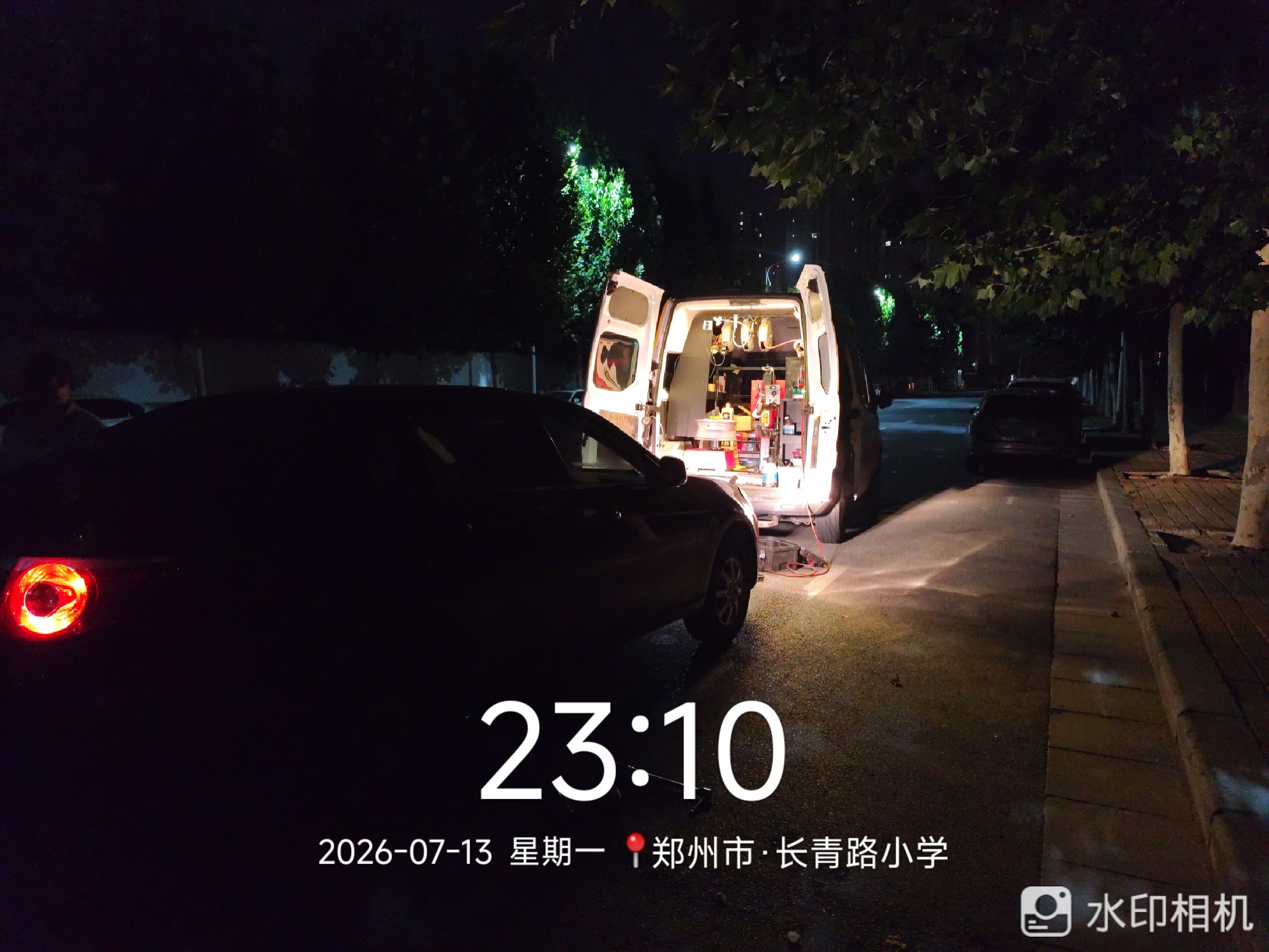 兔师傅郑州长青路小学深夜救援电瓶亏电(图1)