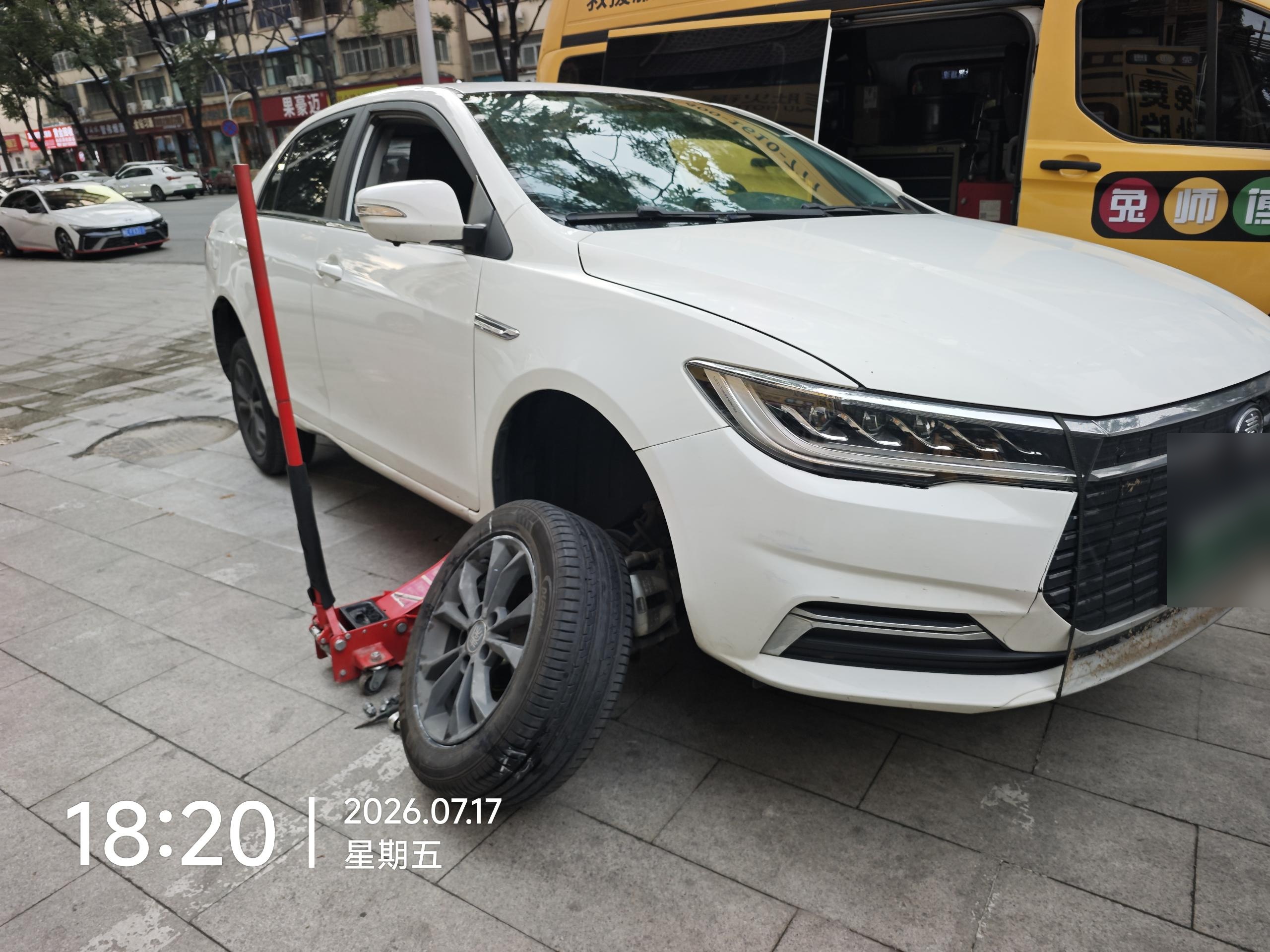 兔师傅郑州街头紧急救援轮胎爆胎(图1)