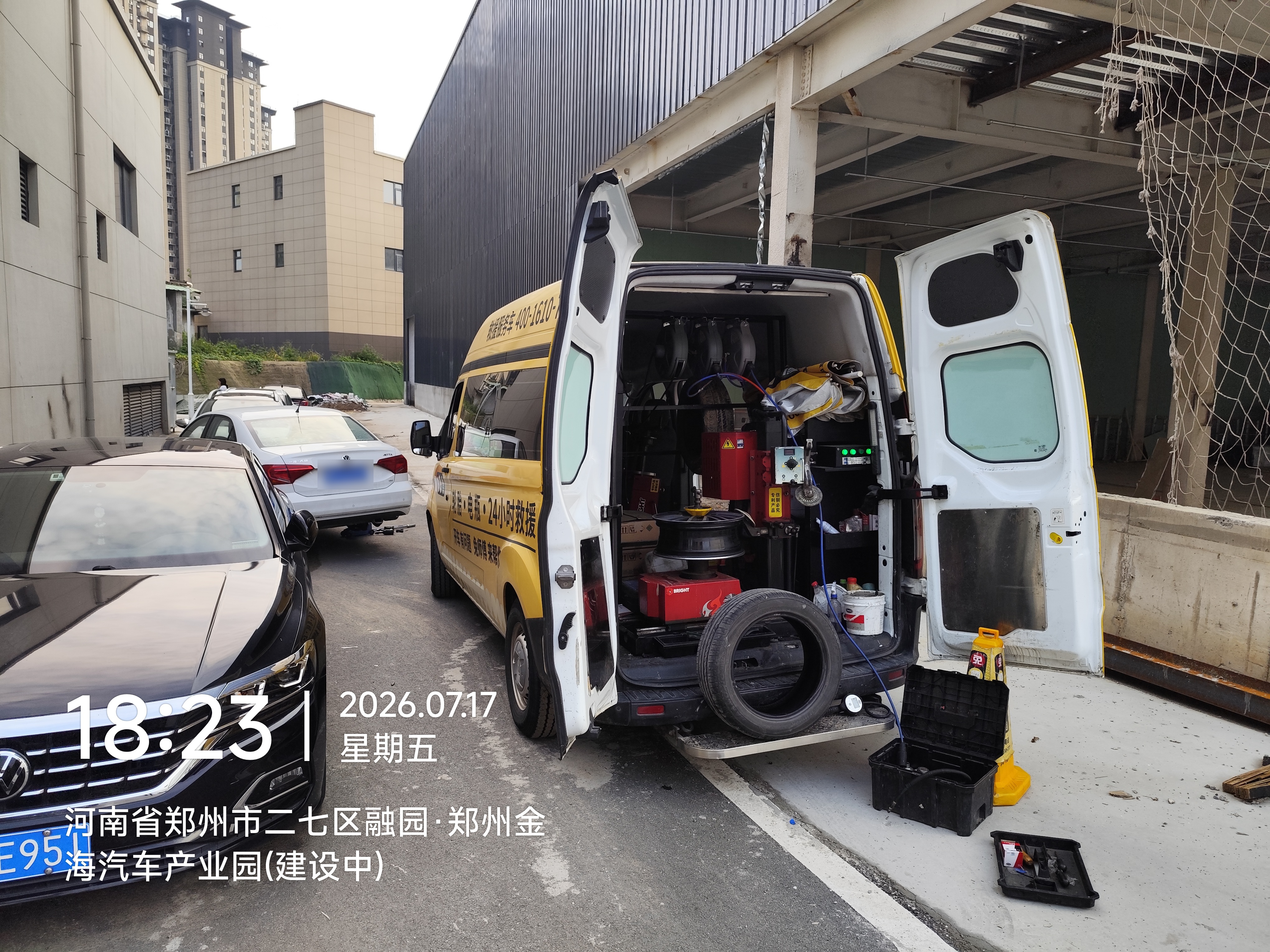 兔师傅郑州二七区金海汽车产业园轮胎扎钉漏气救援(图1)
