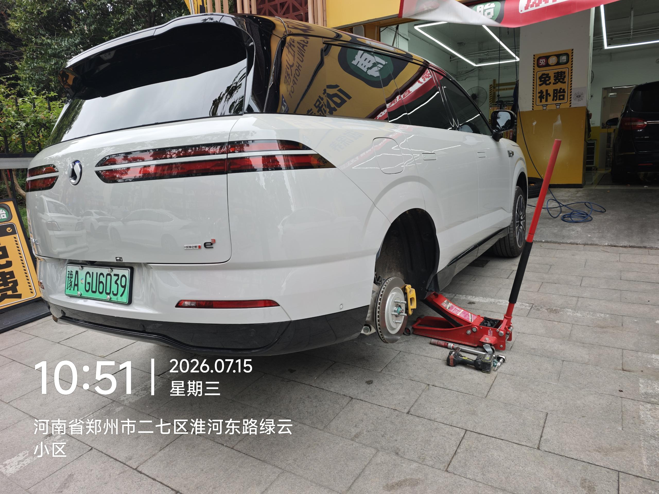 兔师傅郑州二七区绿云小区轮胎扎钉漏气救援(图1)