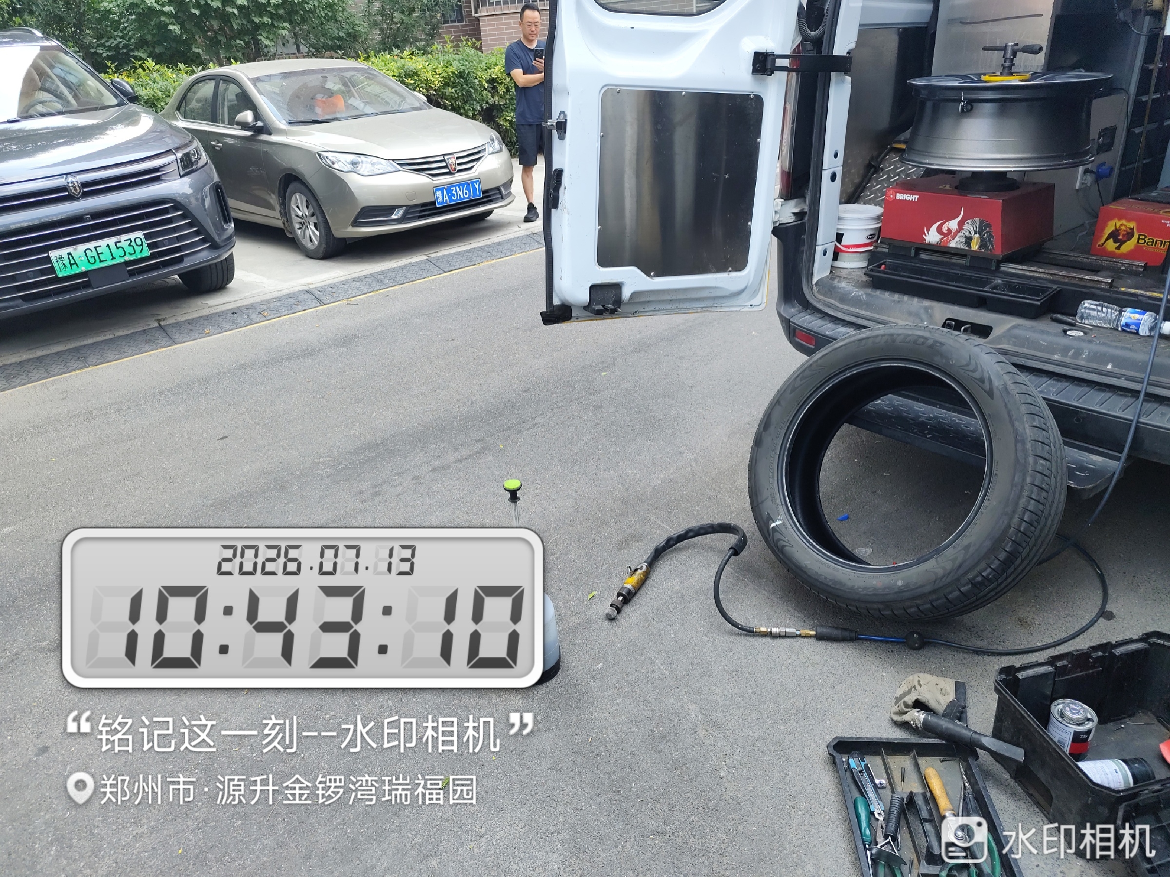 兔师傅郑州源升金锣湾瑞福园轮胎扎钉漏气救援(图1)