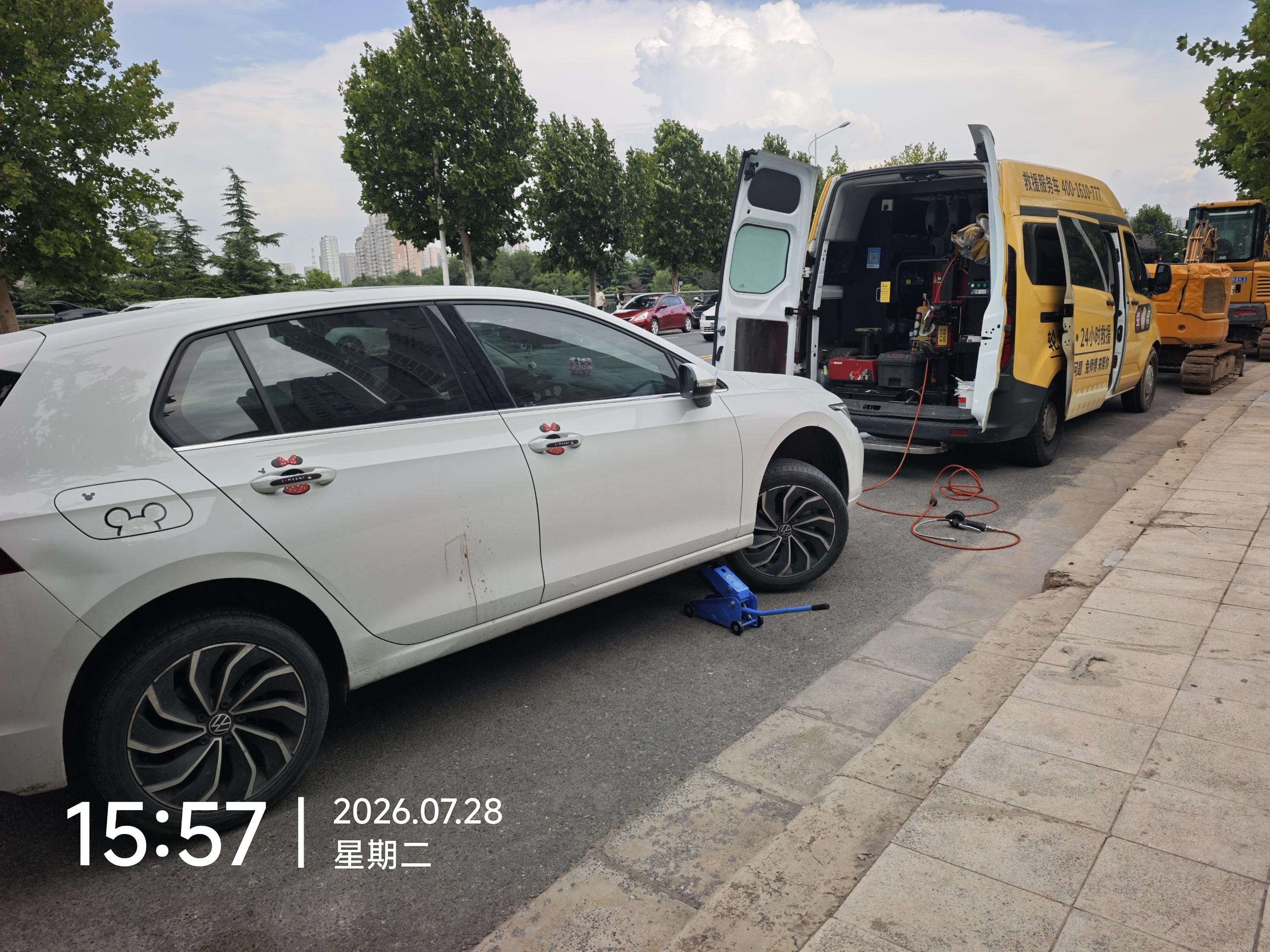 兔师傅郑州中原路快速救援轮胎扎钉漏气(图1)