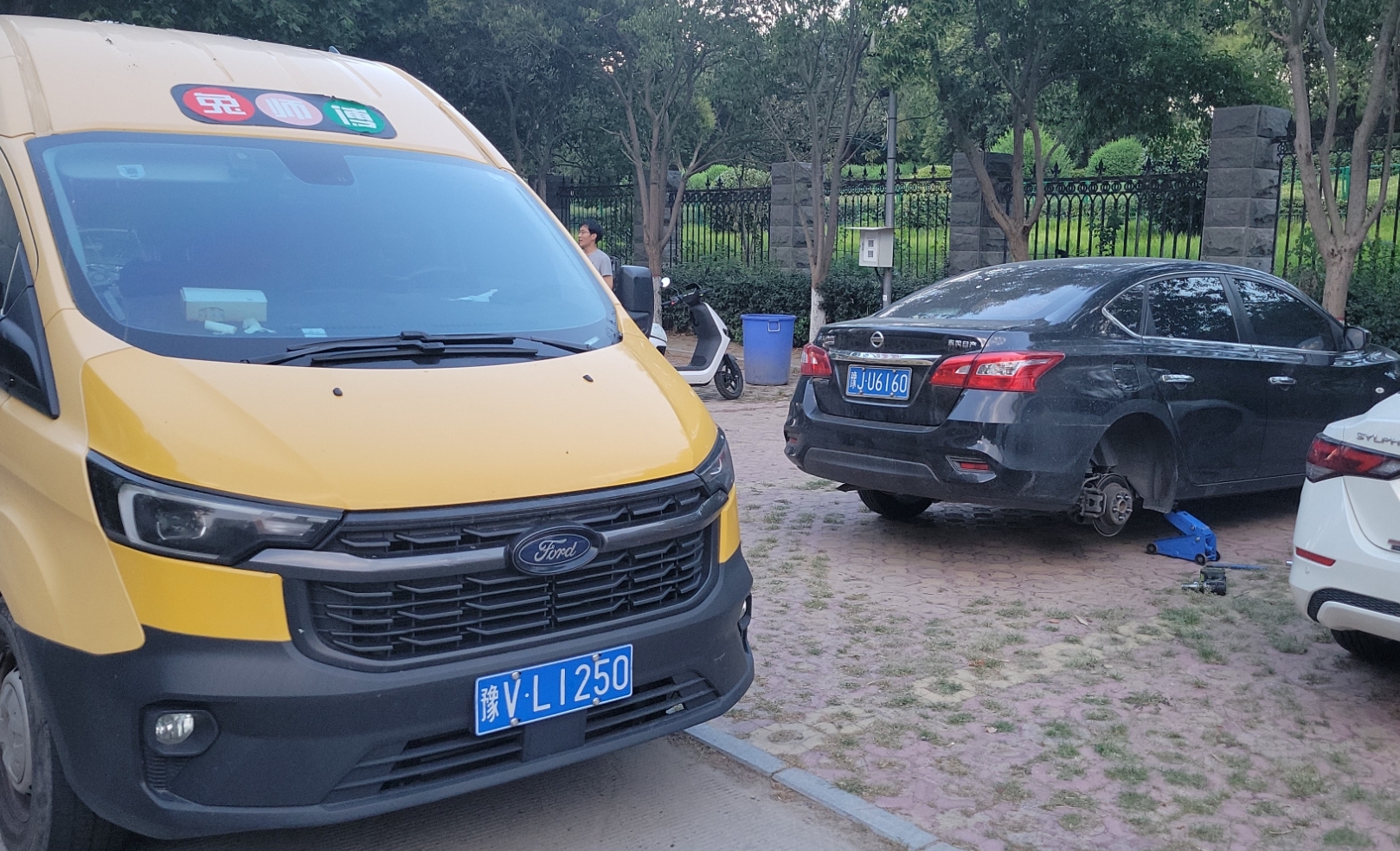 兔师傅郑州金水区轿车轮胎扎钉漏气救援(图1)