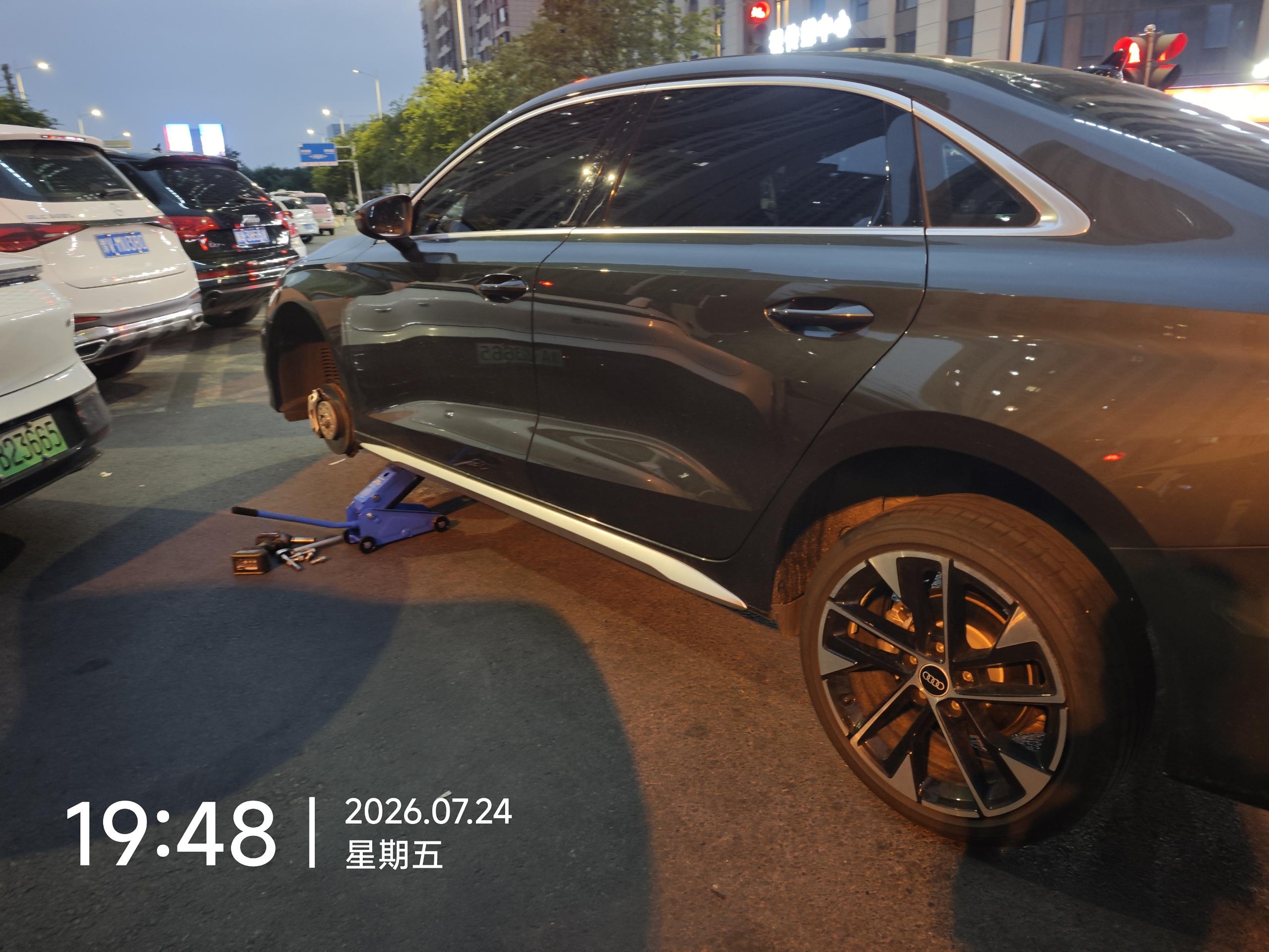 兔师傅郑州街头紧急救援奥迪爆胎(图1)