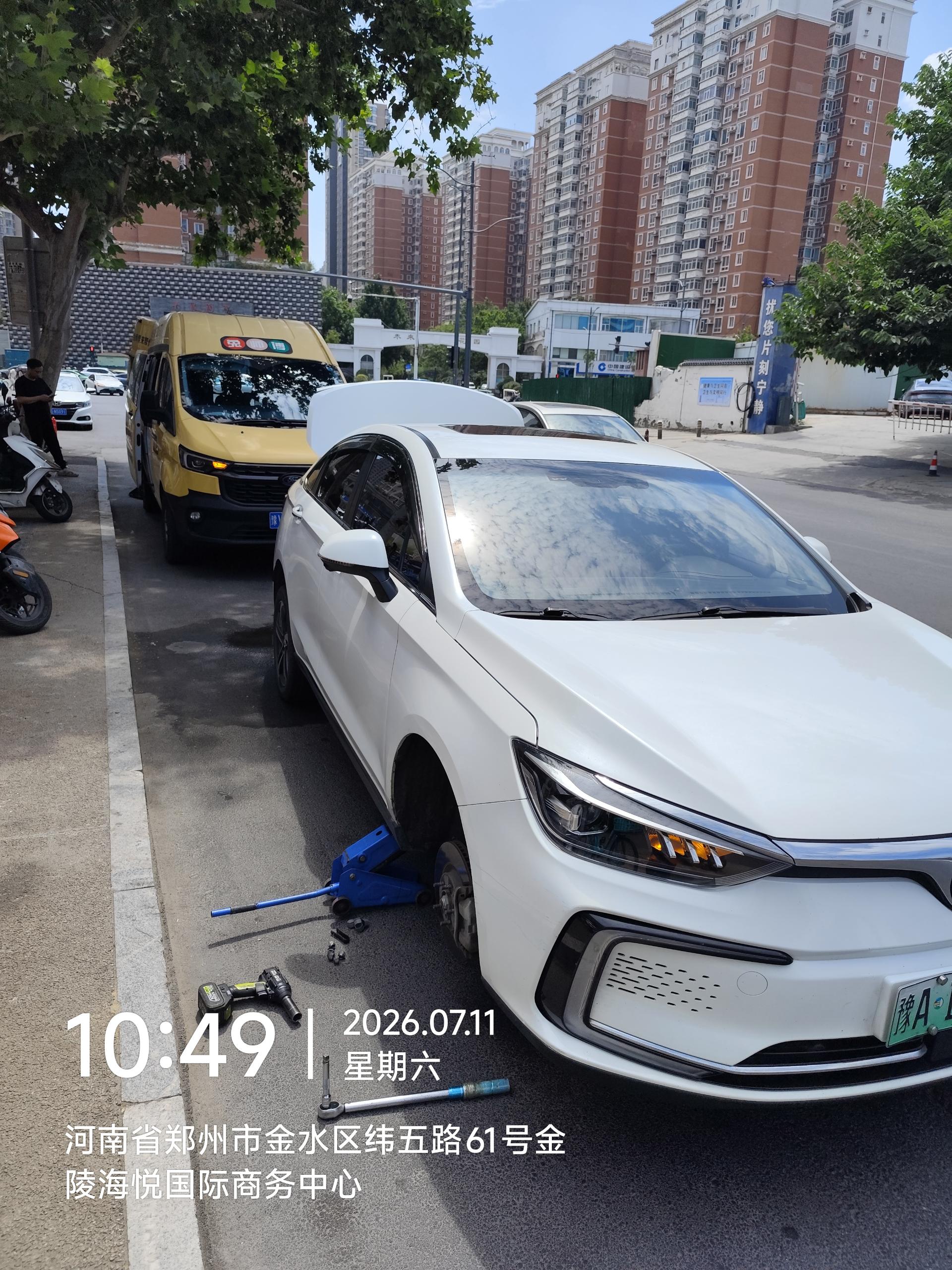 兔师傅金水区纬五路轮胎扎钉漏气救援(图1)
