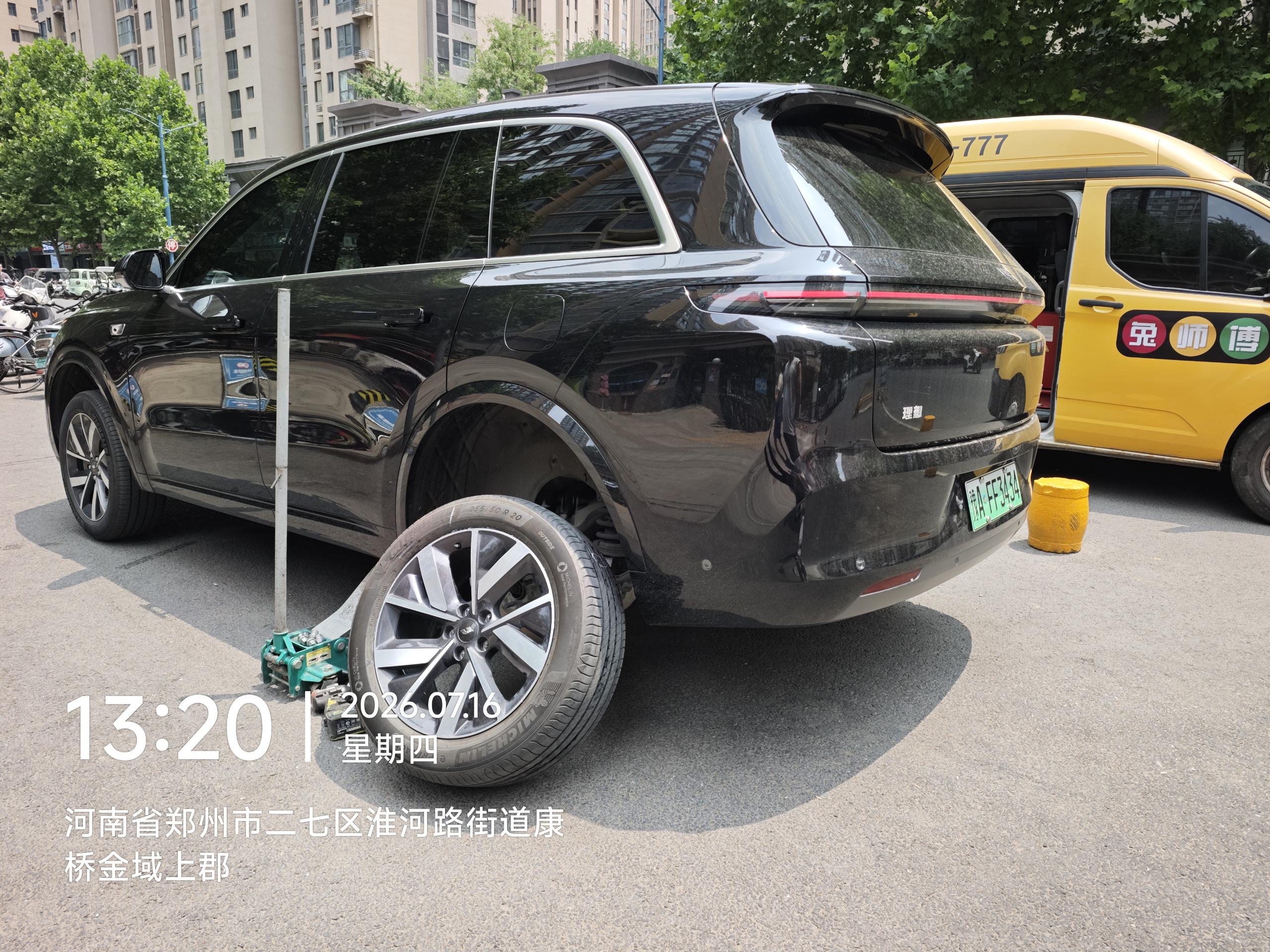 兔师傅郑州二七区康桥金域上郡轮胎扎钉漏气救援(图1)