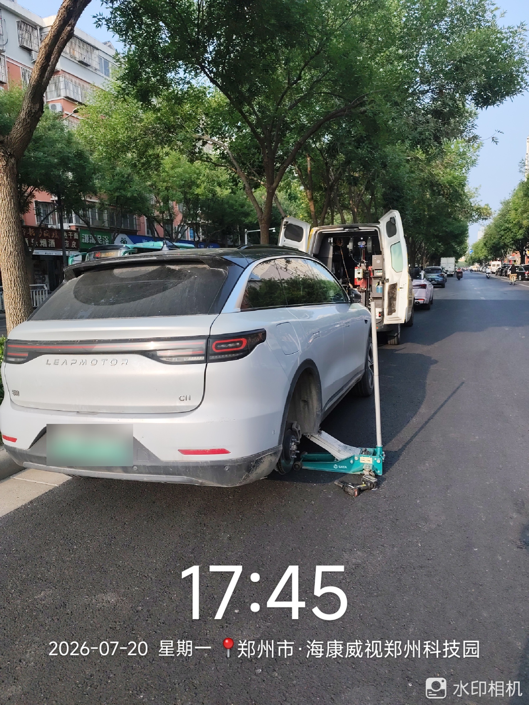 兔师傅郑州海康威视科技园轮胎扎钉漏气救援(图1)