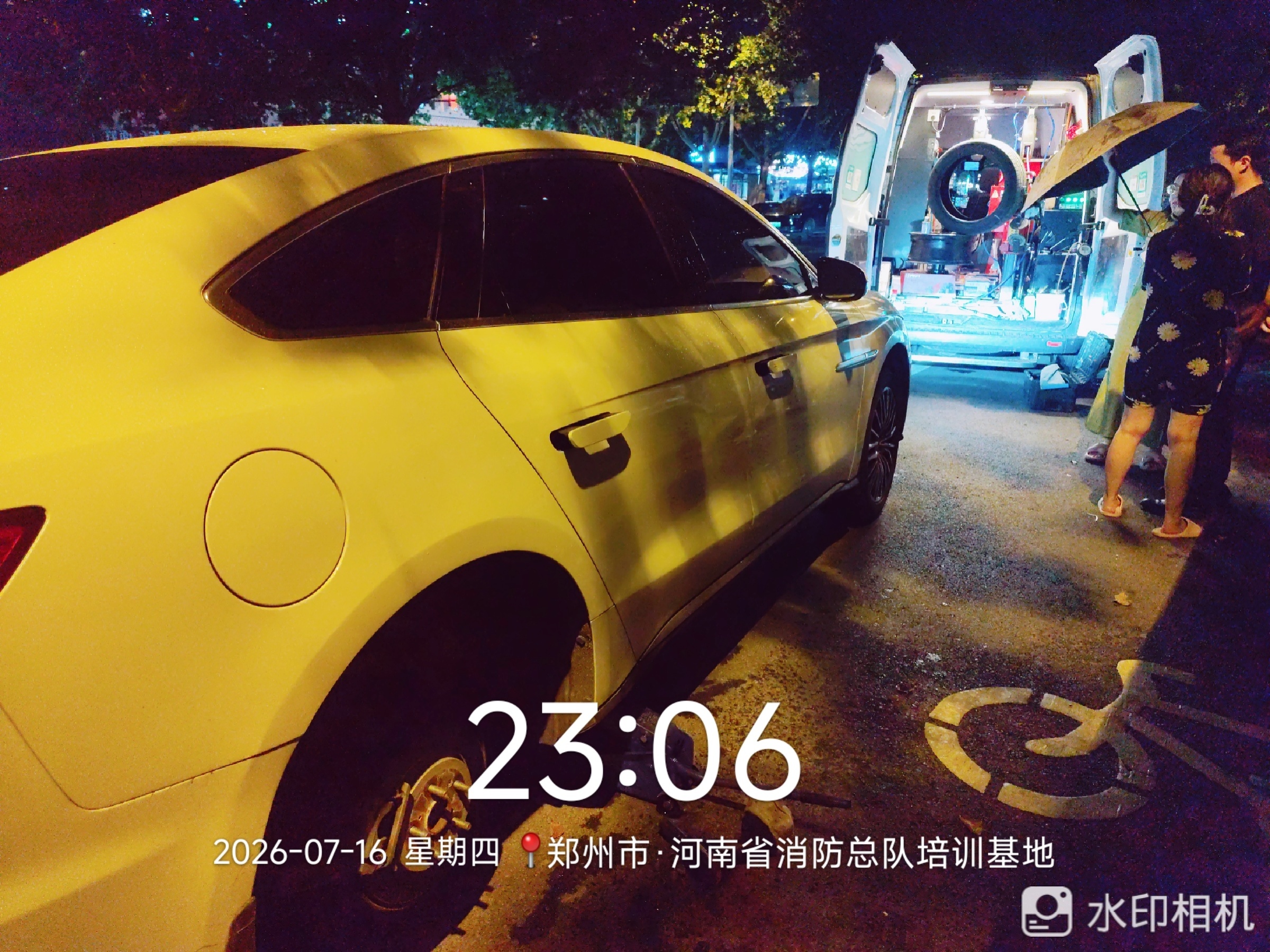兔师傅郑州消防总队基地夜间救援爆胎(图1)