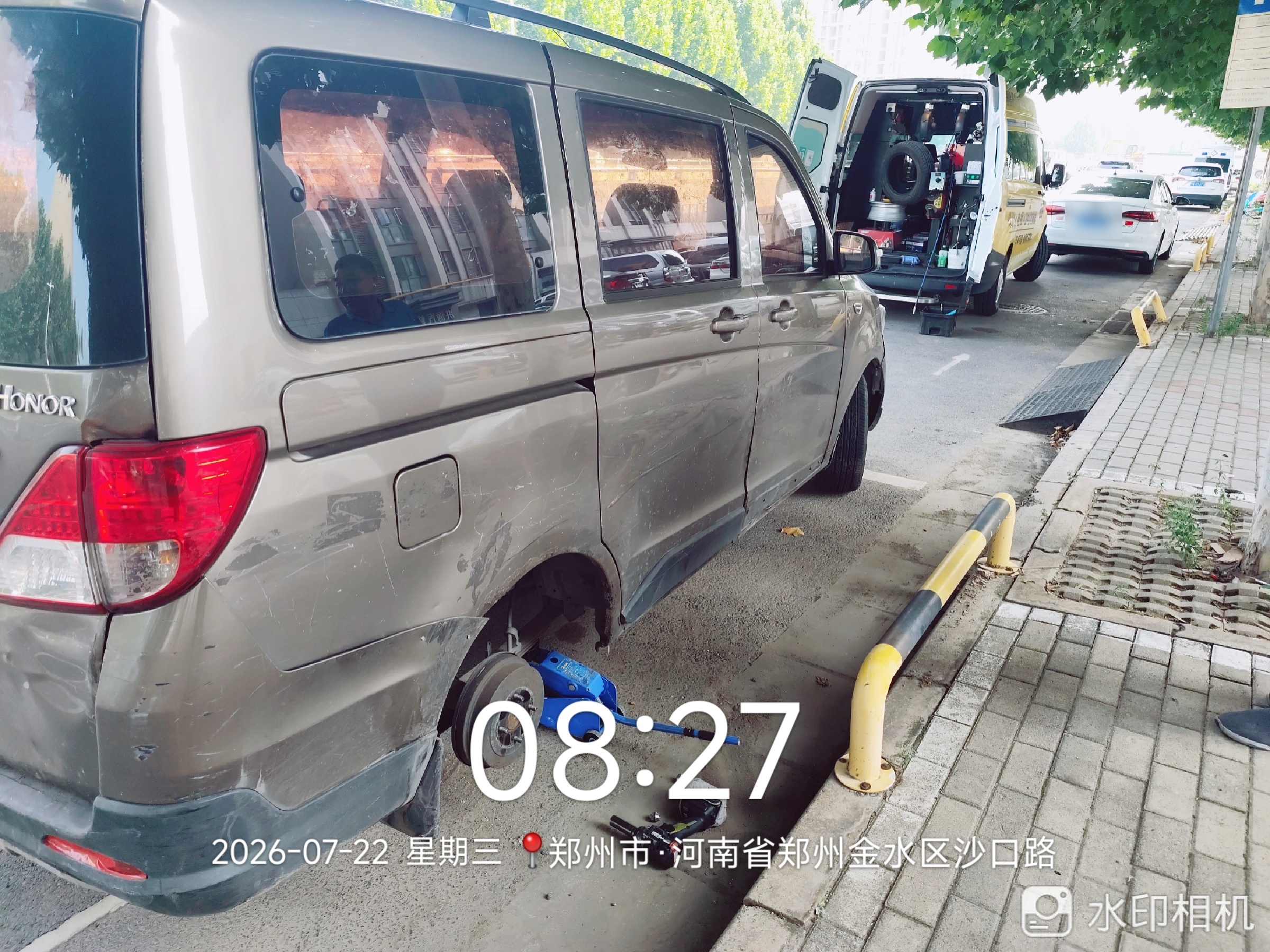 兔师傅郑州金水区沙口路轮胎扎钉漏气救援(图1)