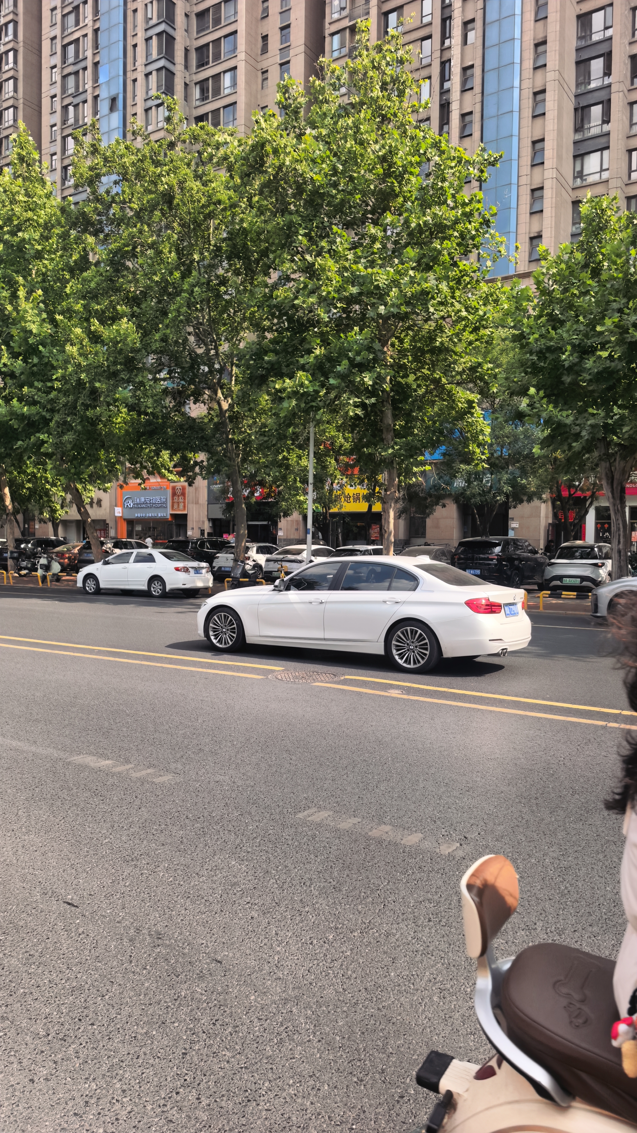 兔师傅郑州市金水区救援电瓶亏电无法启动(图1)