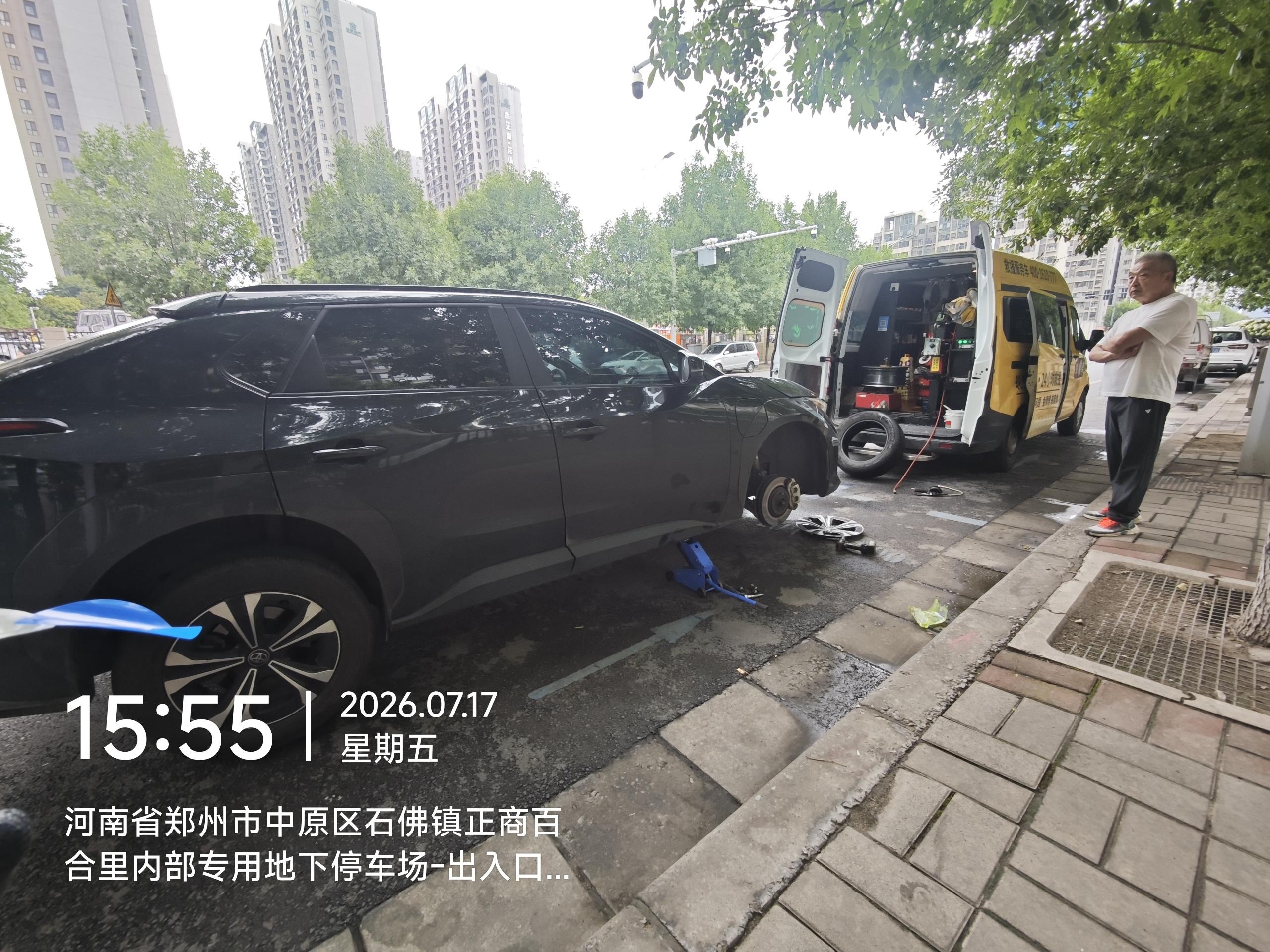 兔师傅郑州中原区石佛镇SUV爆胎救援(图1)