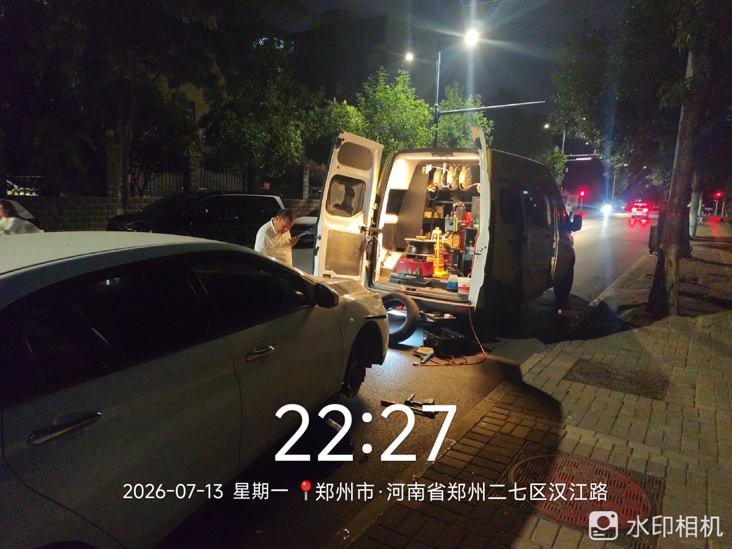 兔师傅郑州二七区汉江路夜间轮胎扎钉漏气救援(图1)